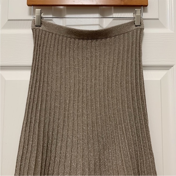 NWT Antonio Melani Donna Pleated
Metallic Pull-On Midi Skirt - Picture 3 of 6